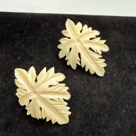 Vintage Japan Carved Leaf Clip-On Earrings – Ivory Lucite/Plastic - Picture 1 of 2